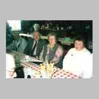 002-1075 Ortstreffen 1999, mitte Arnold und Edith Schumacher, rechts Frau Hinz.jpg